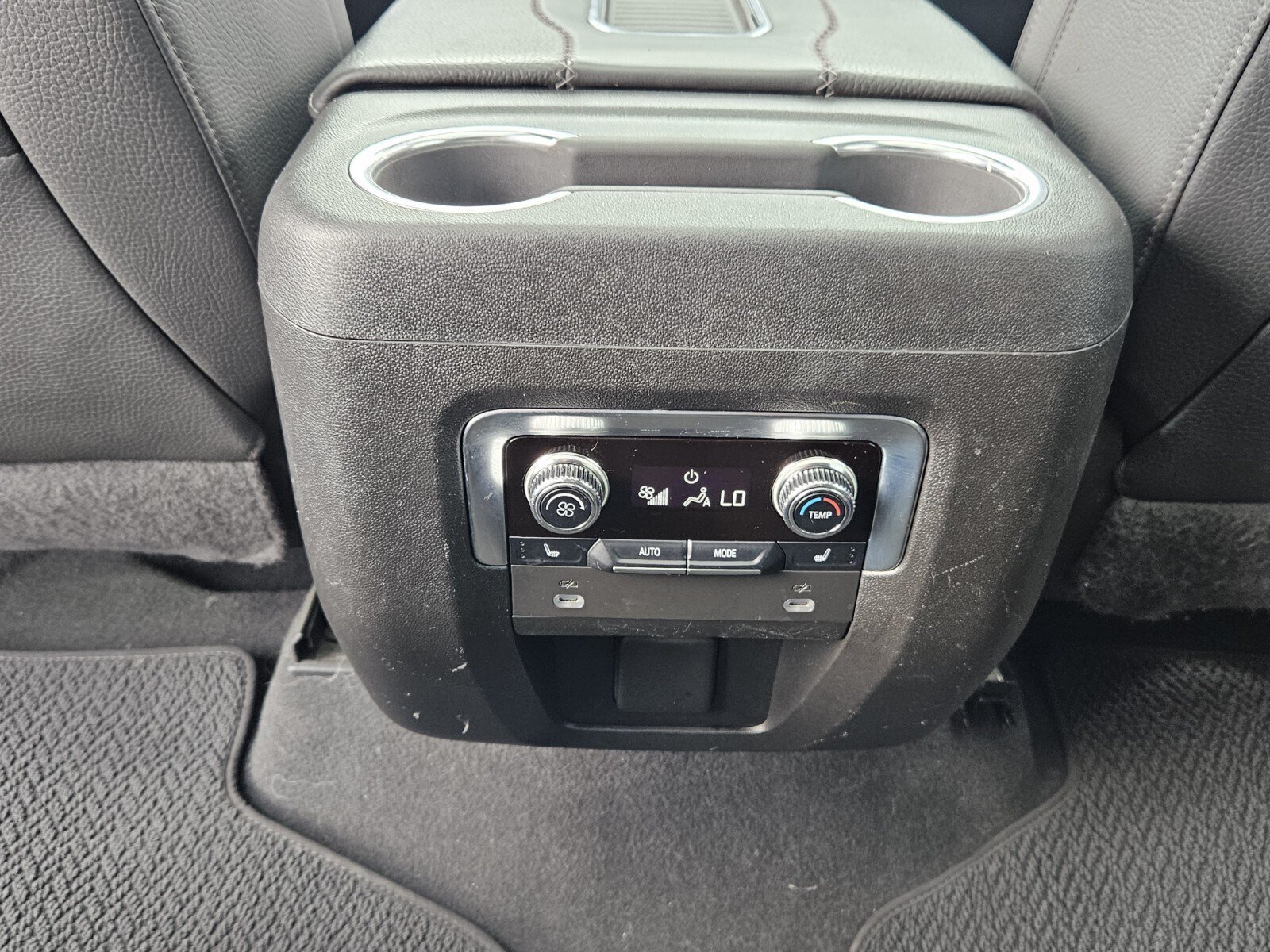 Used 2022 GMC Yukon XL Denali AWD/4WD image 13