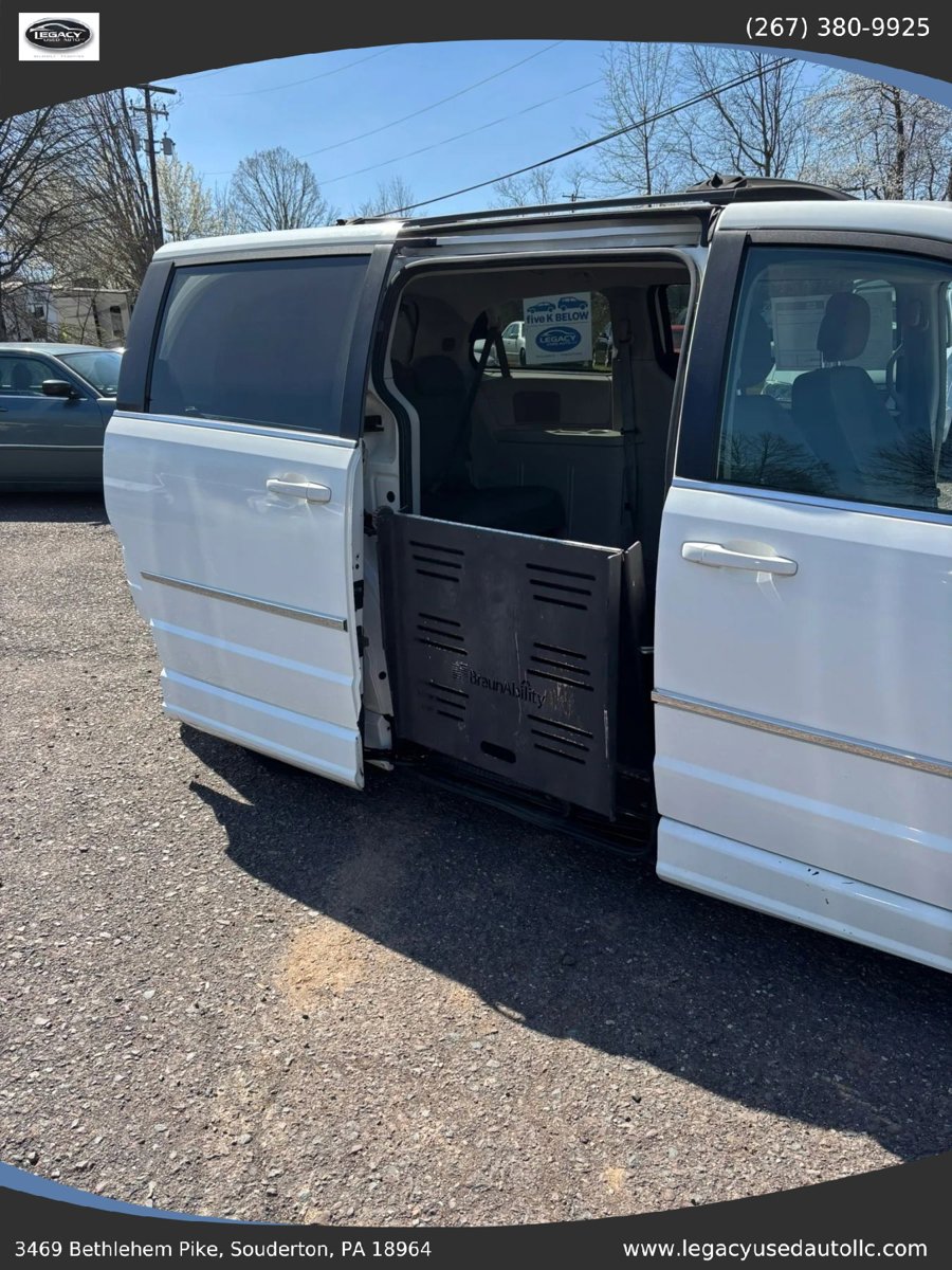 Used 2010 Chrysler Town & Country Touring FWD image 67