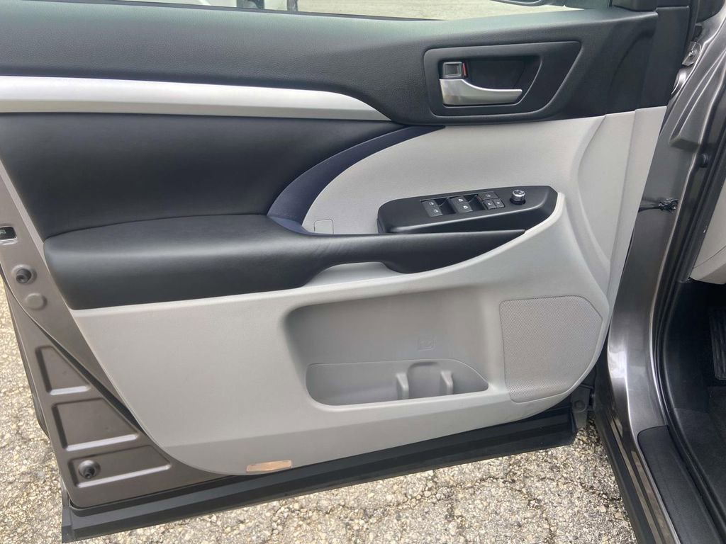 Used 2019 Toyota Highlander XLE image 15