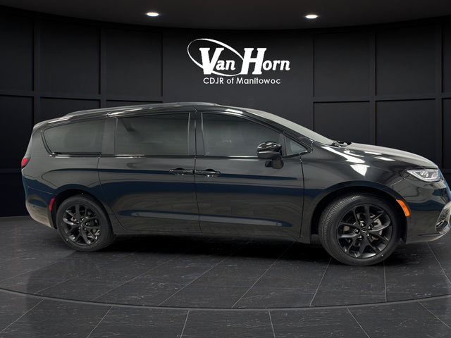 Used 2023 Chrysler Pacifica Touring-L w/ S Appearance Package AWD/4WD image 8