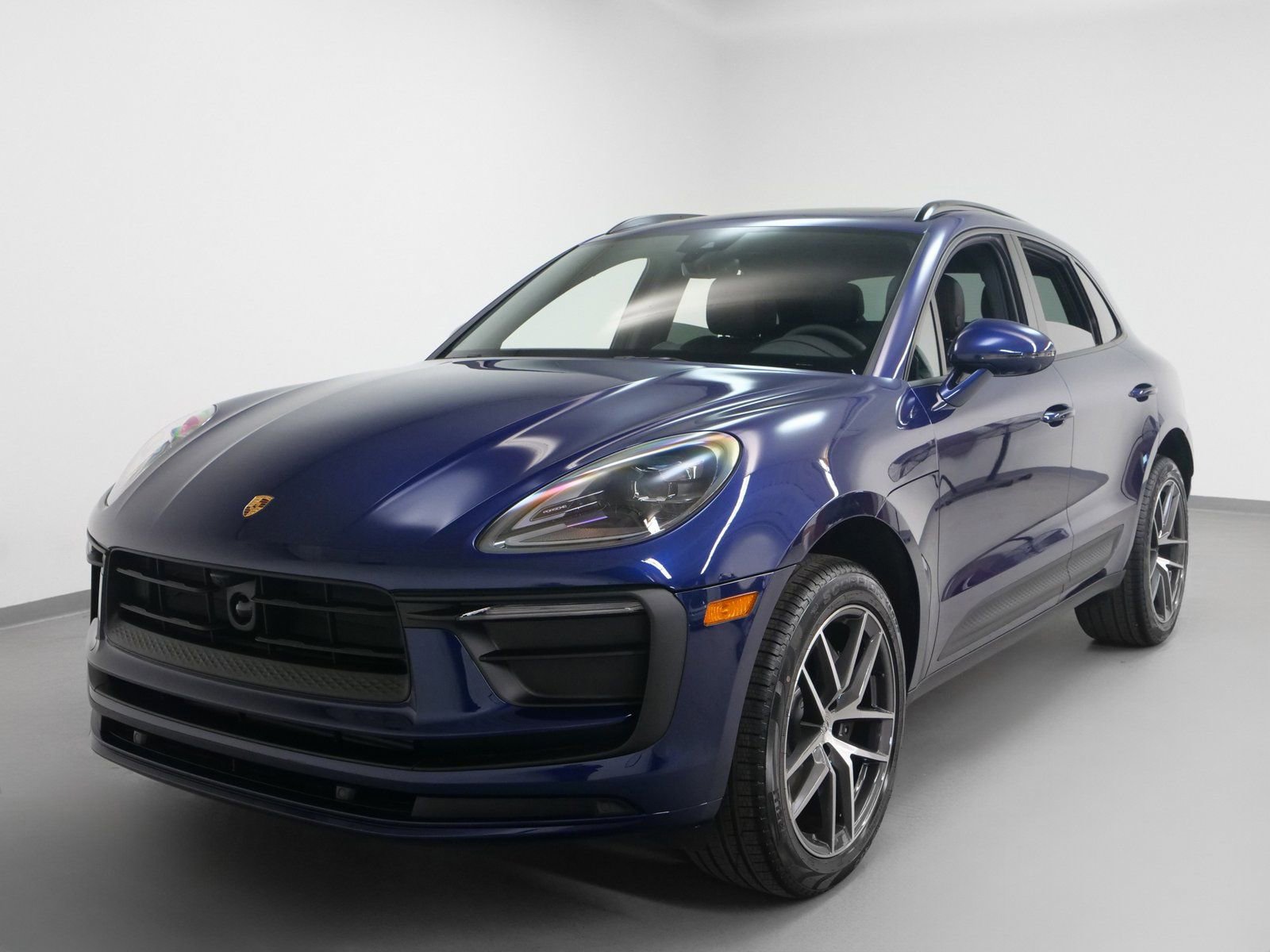 Certified 2025 Porsche Macan AWD/4WD image 6