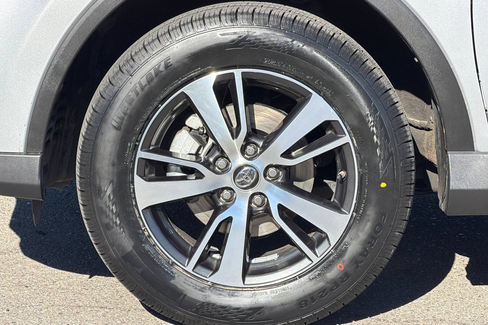 Used 2018 Toyota RAV4 XLE FWD image 25