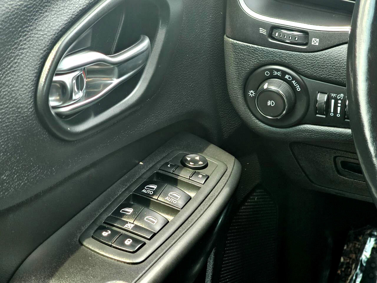 Used 2019 Jeep Cherokee Trailhawk w/ Cold Weather Group image 28