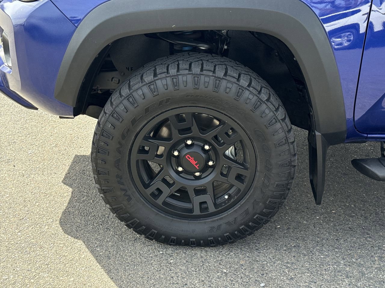 Used 2023 Toyota Tacoma TRD Off-Road w/ TRD Premium Off Road Package image 32