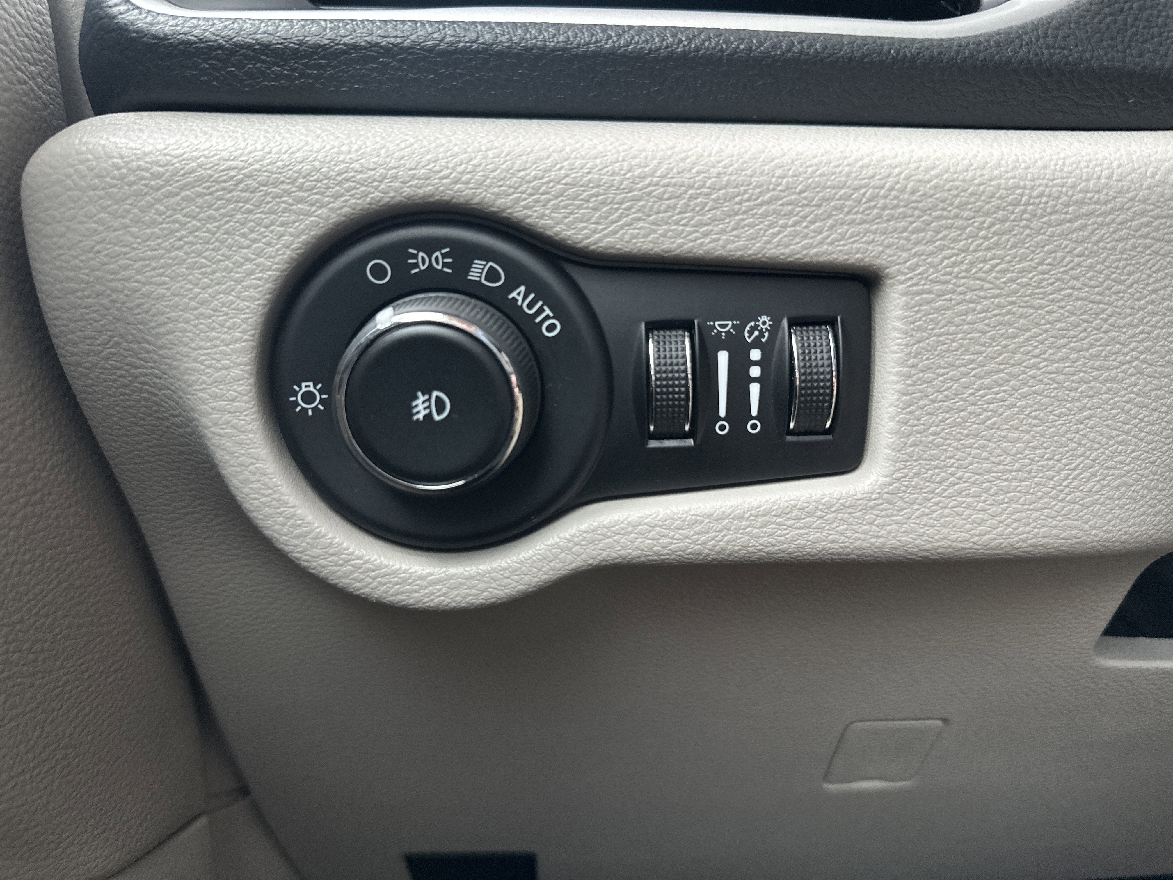 Used 2023 Chrysler Pacifica Touring-L image 24