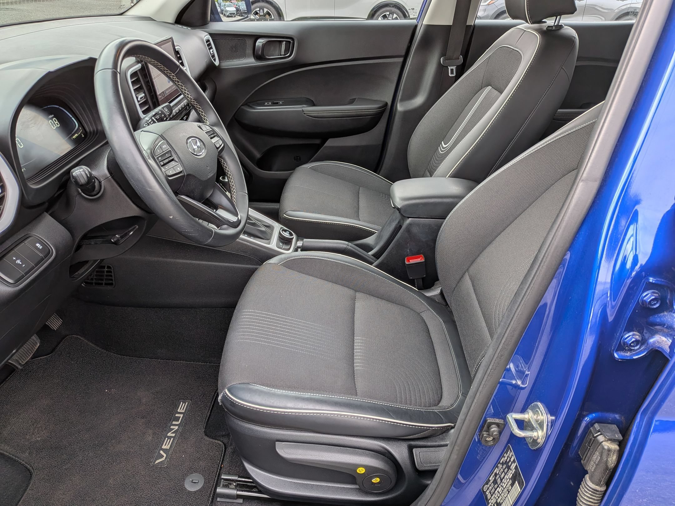 Used 2024 Hyundai Venue Limited FWD image 14