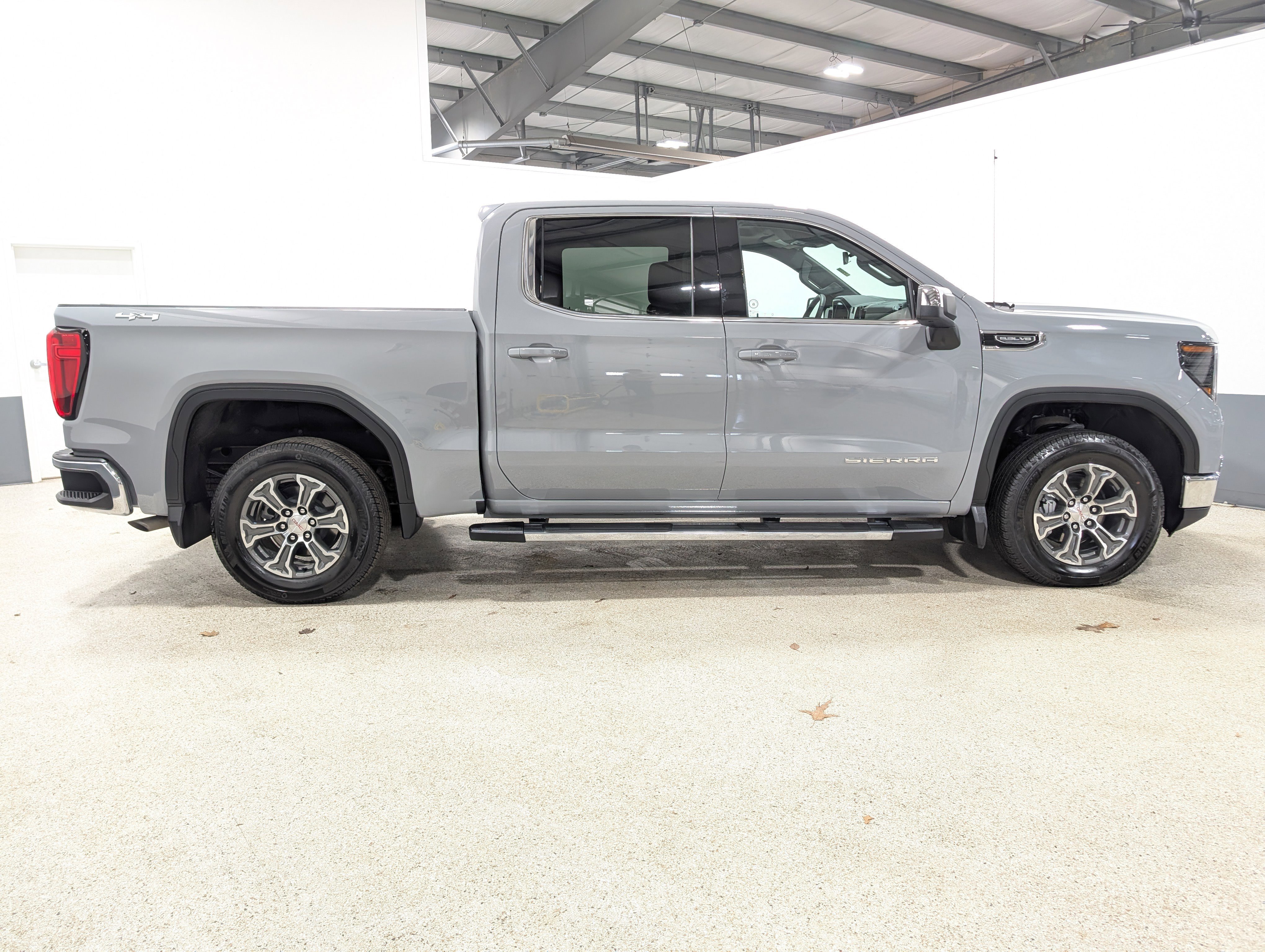 Used 2024 GMC Sierra 1500 SLE w/ Preferred Package image 2