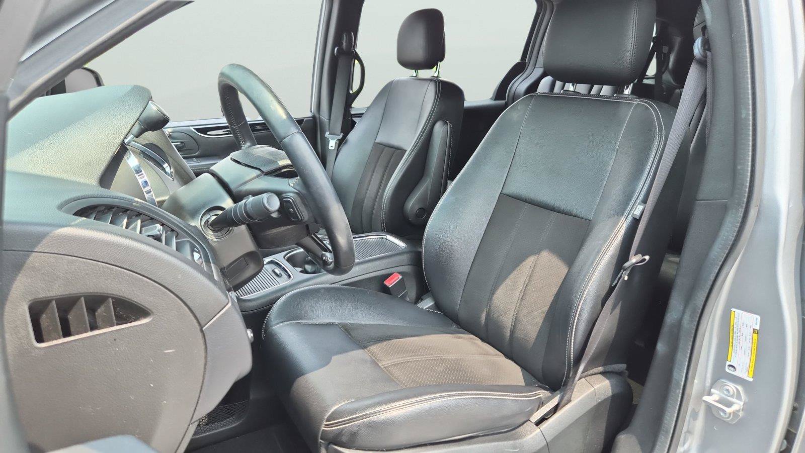 Used 2019 Dodge Grand Caravan SXT w/ Blacktop Package FWD image 10