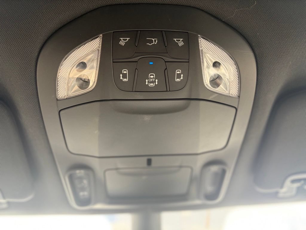 Certified 2025 Chrysler Pacifica Limited FWD image 36