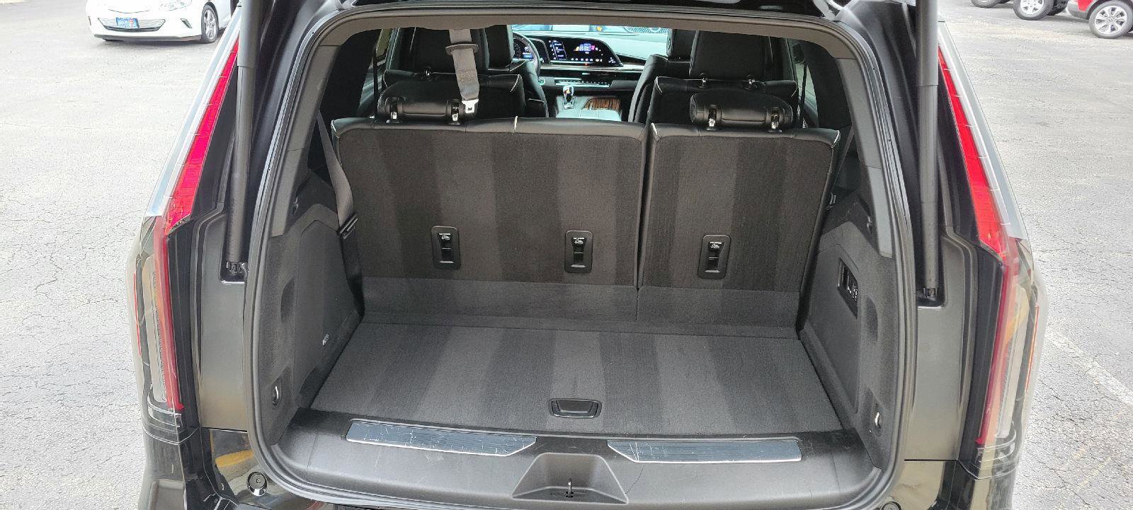 Used 2023 Cadillac Escalade Premium Luxury image 32