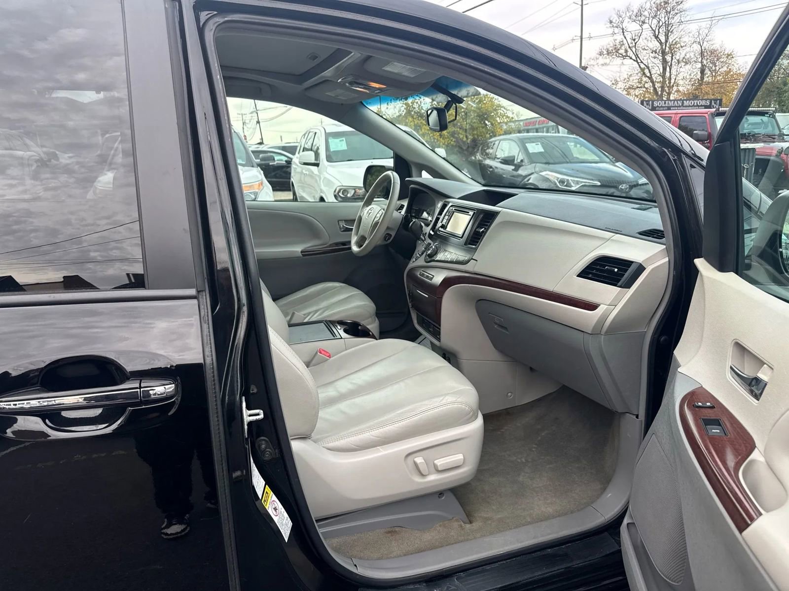 Used 2013 Toyota Sienna Limited image 28