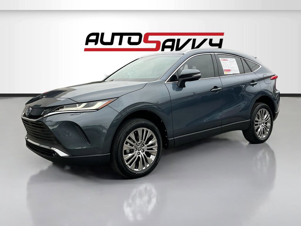 Used 2024 Toyota Venza XLE image 3