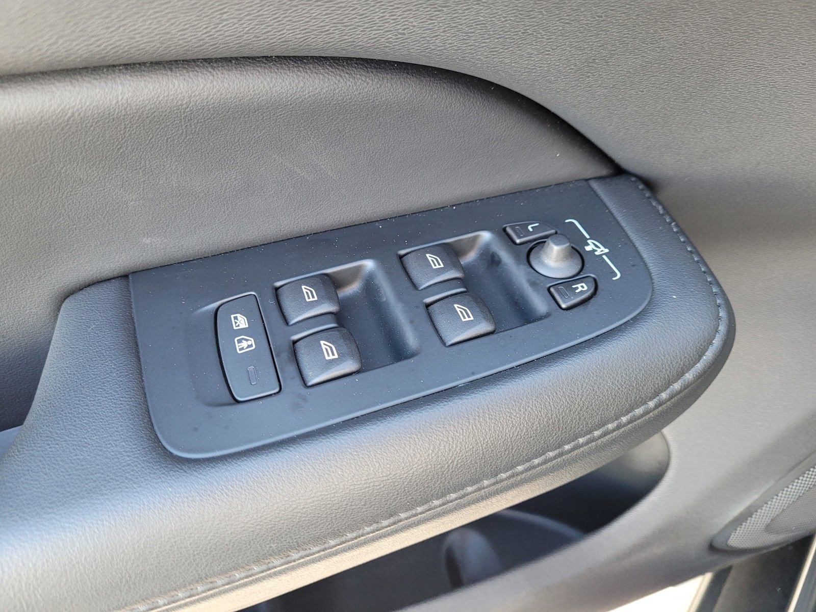 Used 2025 Volvo V60 B5 Cross Country Plus image 16