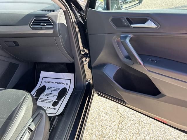 Used 2021 Volkswagen Tiguan SE w/ Panoramic Sunroof Package image 29