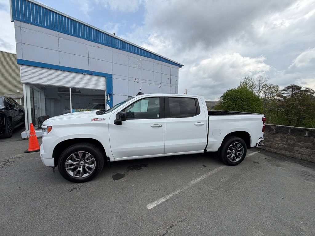 Used 2023 Chevrolet Silverado 1500 RST w/ Z71 Off-Road Package AWD/4WD image 2