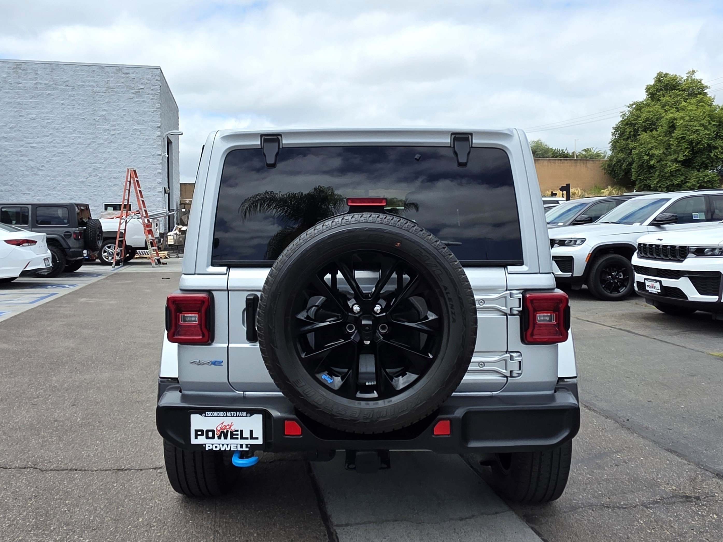 Used 2023 Jeep Wrangler Unlimited Sahara w/ Cold Weather Group AWD/4WD image 4