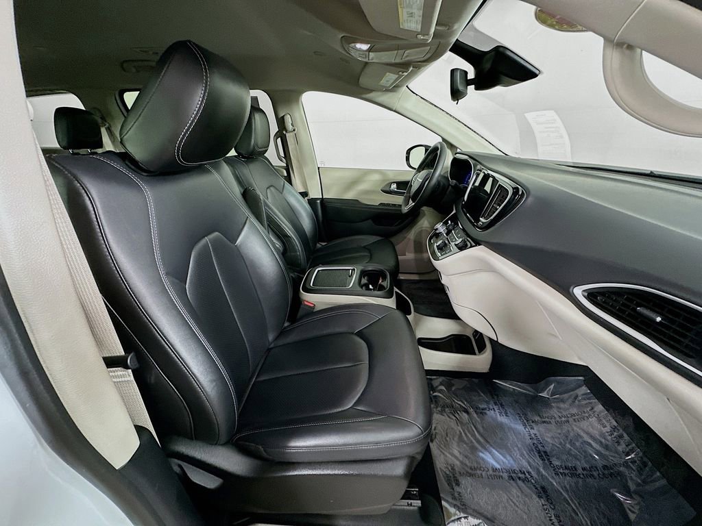 Used 2024 Chrysler Pacifica Touring-L FWD image 36