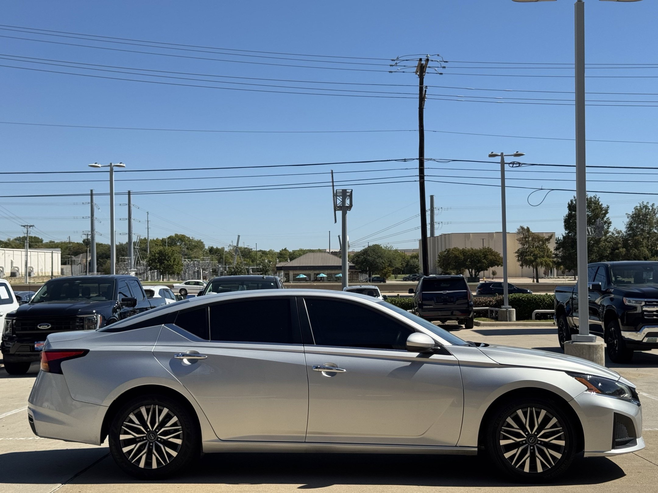 Used 2023 Nissan Altima 2.5 SV FWD image 3