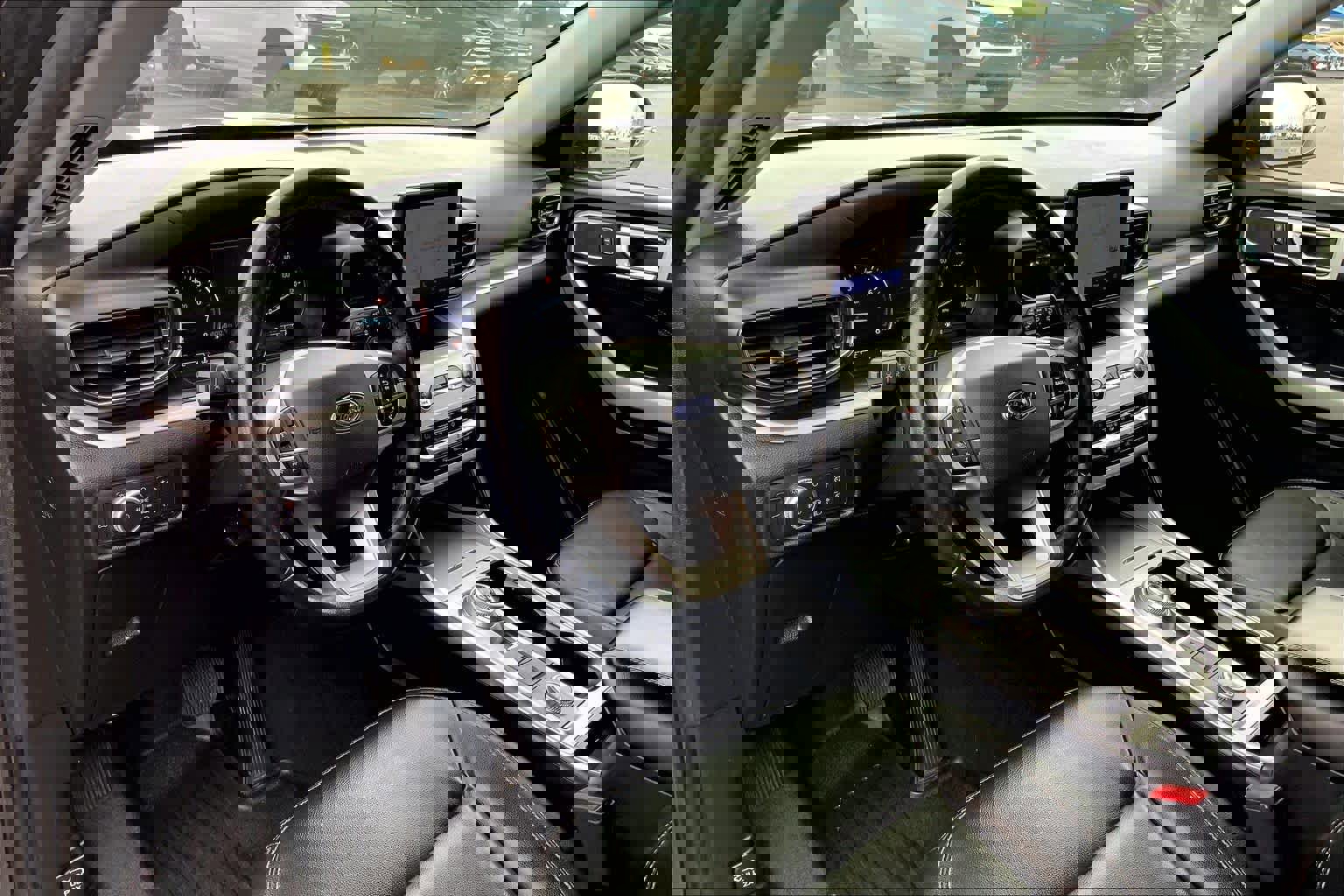 Used 2020 Ford Explorer XLT w/ Equipment Group 202A image 18