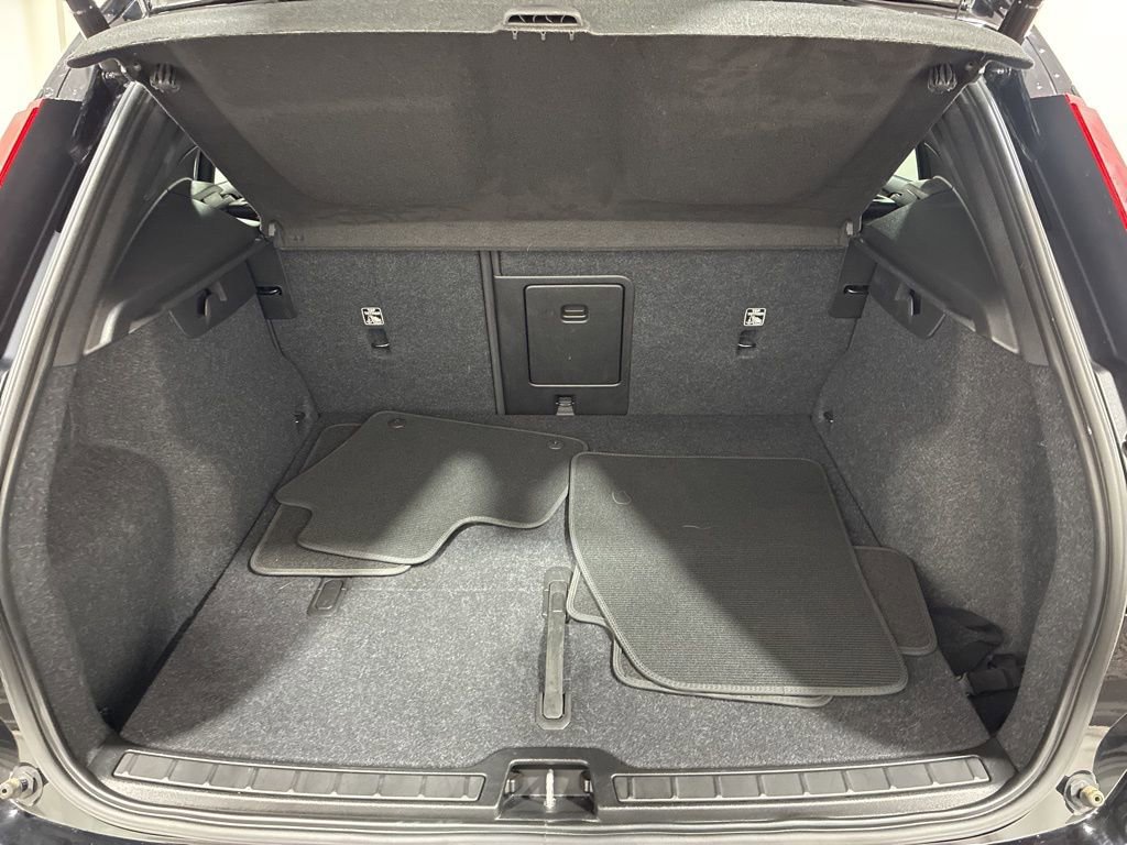 Used 2022 Volvo XC40 T5 R-Design w/ Climate Package image 18