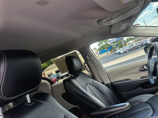 Used 2023 Chrysler Pacifica Touring-L FWD image 26