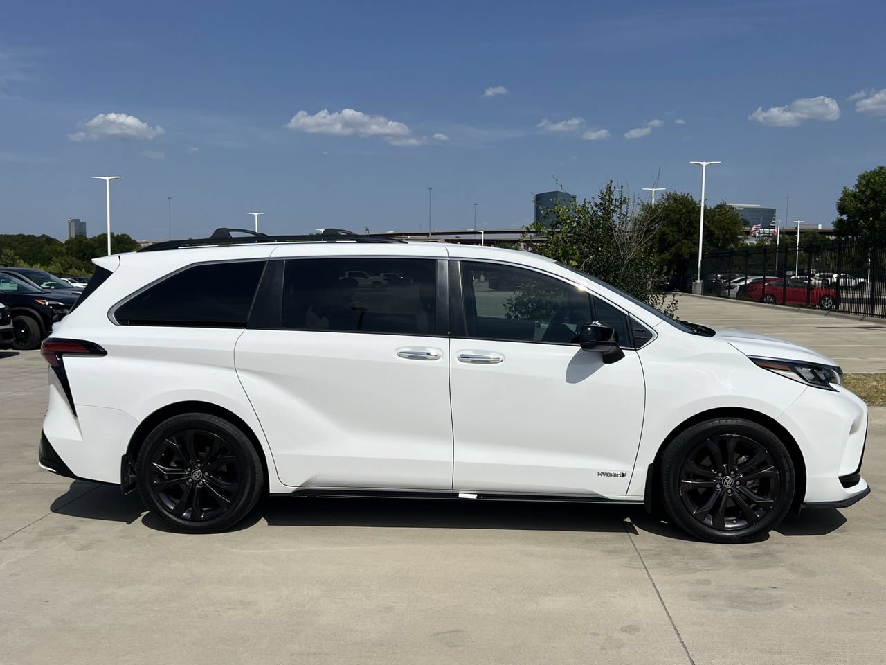 Used 2021 Toyota Sienna XSE FWD image 3