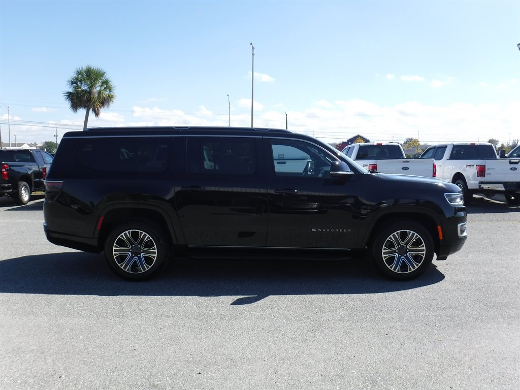 Used 2023 Jeep Wagoneer L Series II image 3