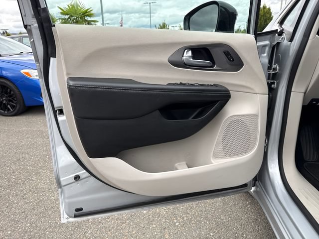 Used 2024 Chrysler Pacifica Touring-L FWD image 16
