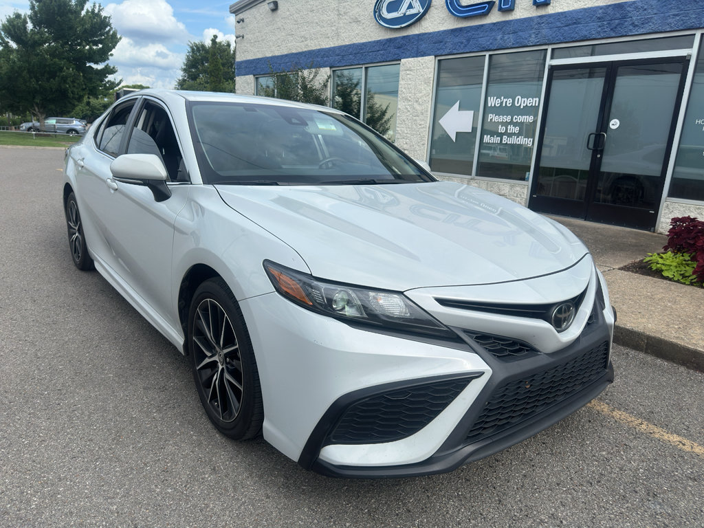 Used 2024 Toyota Camry SE FWD image 2