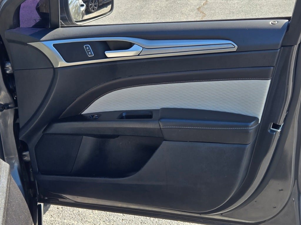 Used 2020 Ford Fusion SE w/ Equipment Group 151A image 4