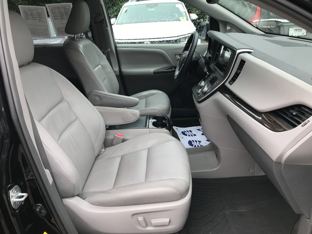 Used 2017 Toyota Sienna XLE FWD image 29