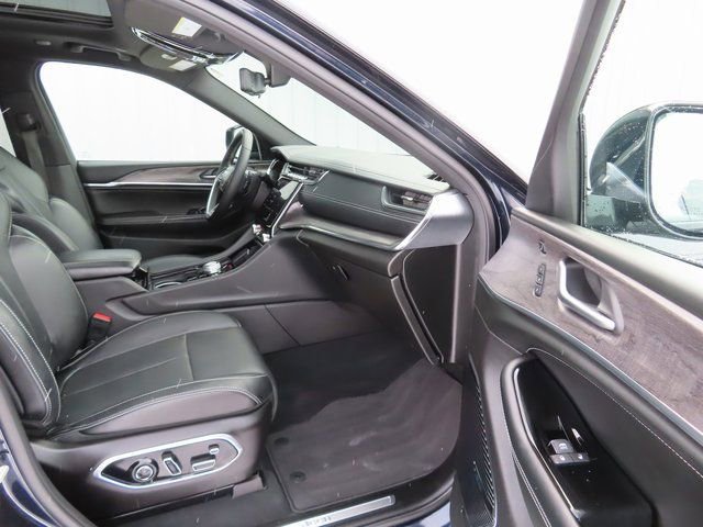 Used 2024 Jeep Grand Cherokee Overland w/ Luxury Tech Group IV image 25