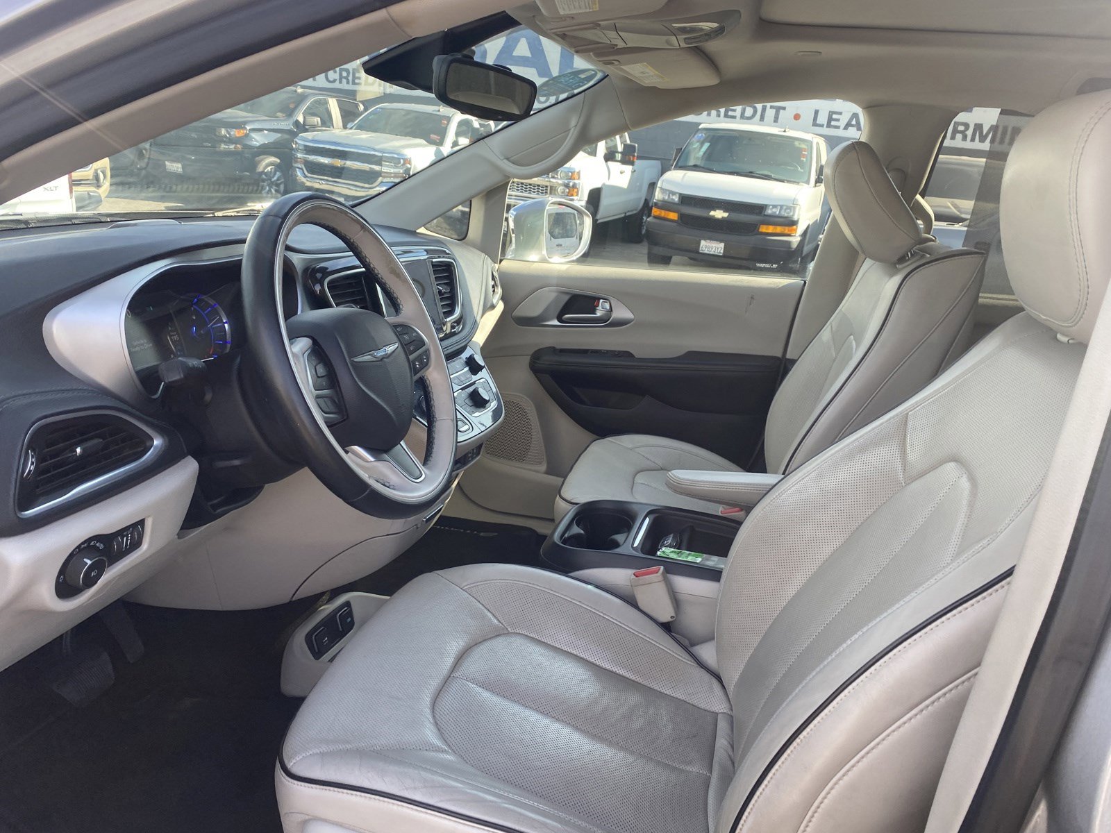 Used 2017 Chrysler Pacifica Platinum image 9