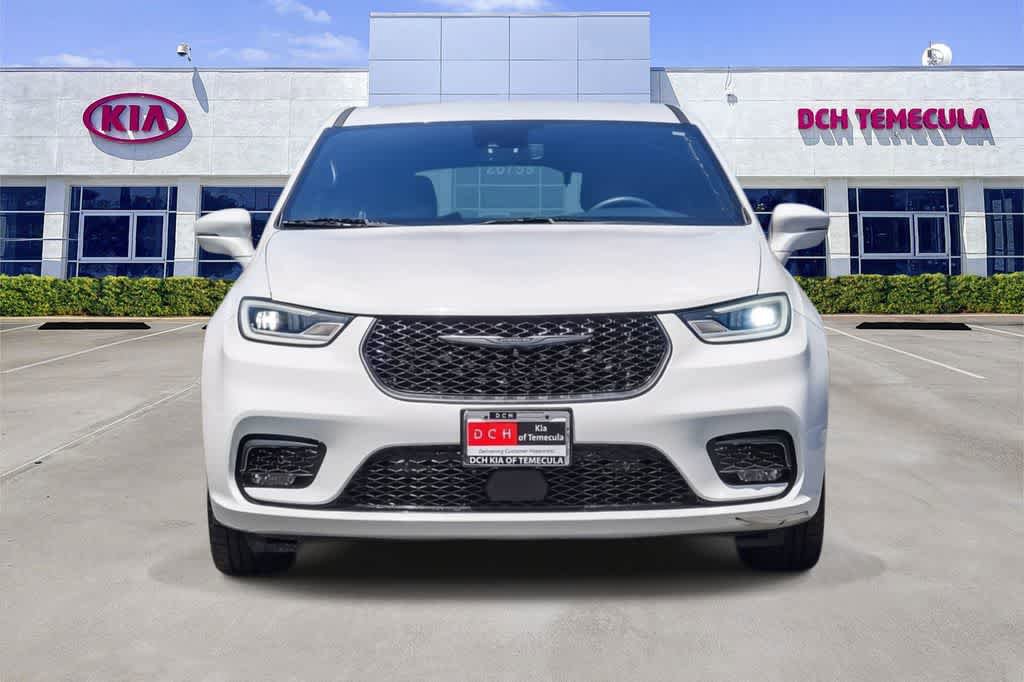 Used 2022 Chrysler Pacifica Touring-L w/ Uconnect Theater Family Group FWD image 2