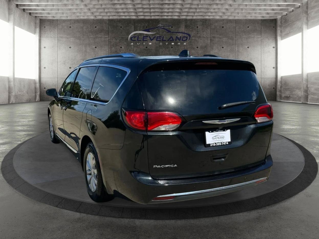 Used 2019 Chrysler Pacifica Touring-L FWD image 5