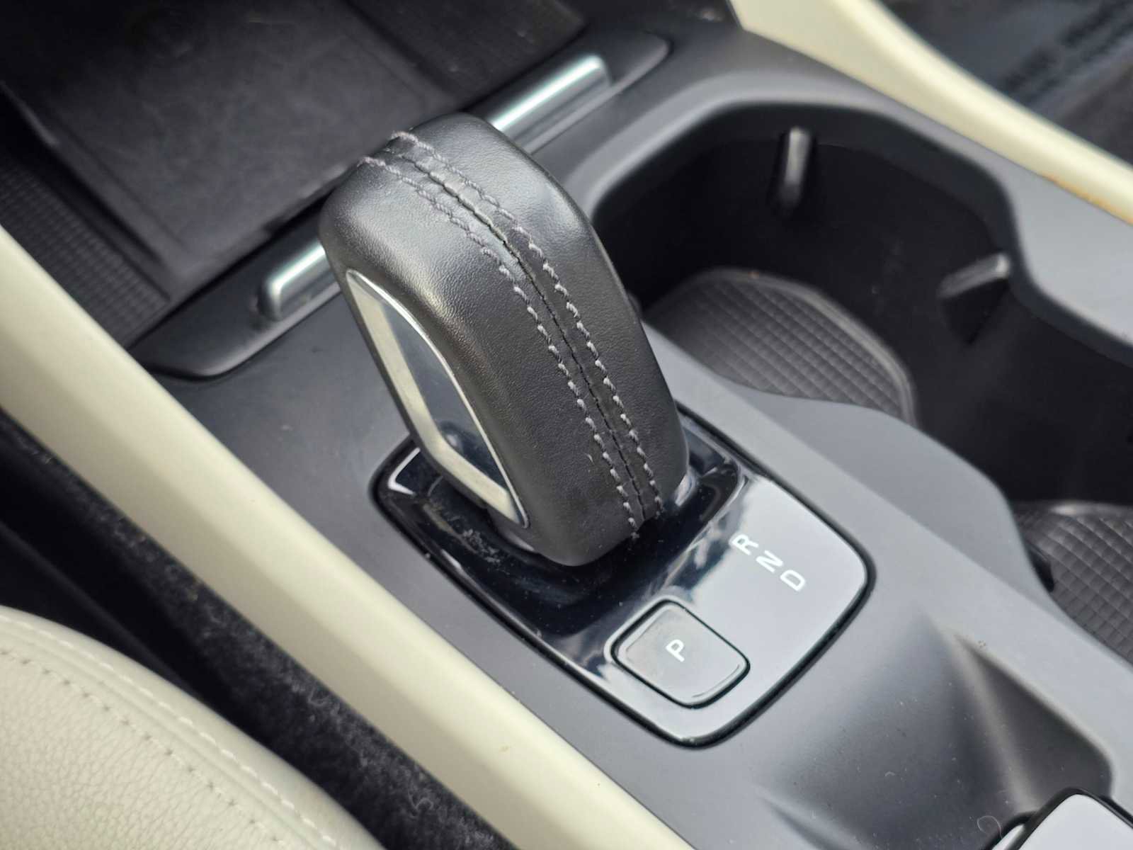 Used 2019 Volvo XC40 T5 Momentum image 36