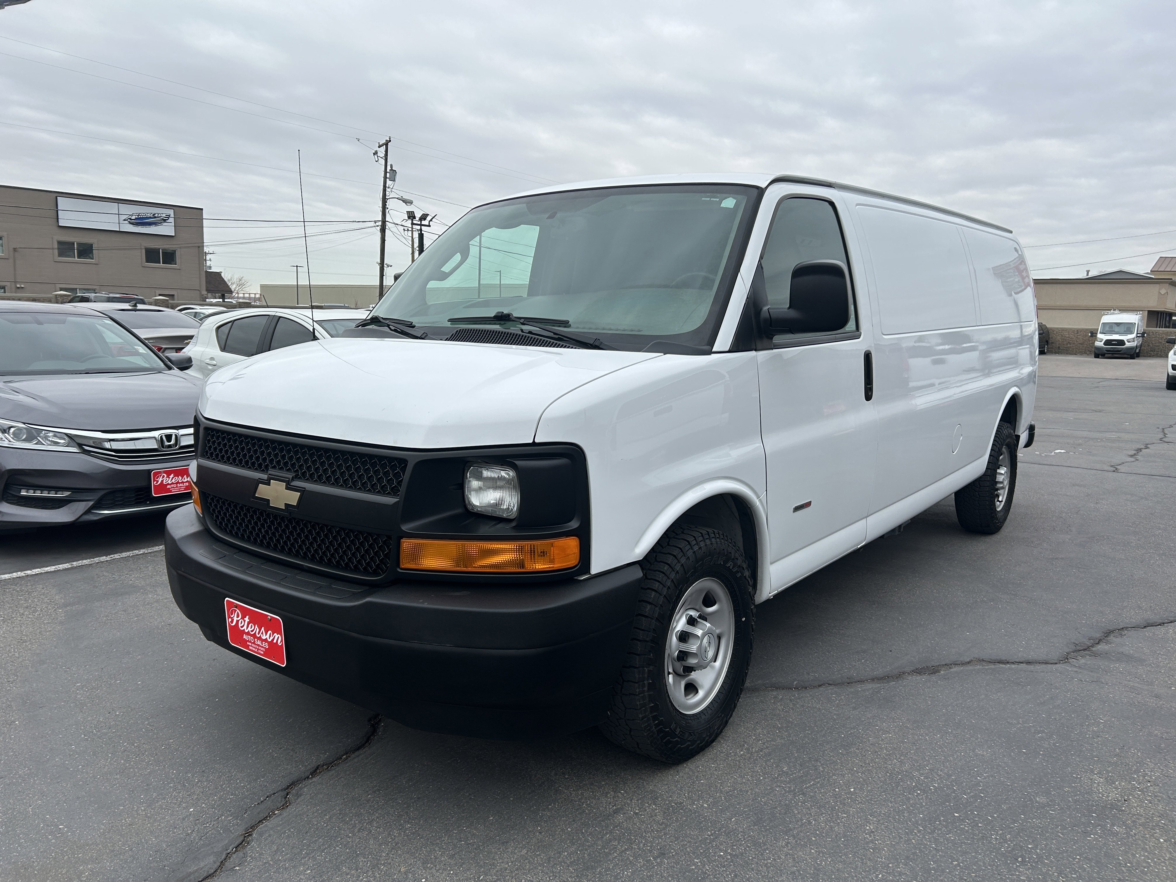 Used 2017 Chevrolet Express 3500 Extended image 2