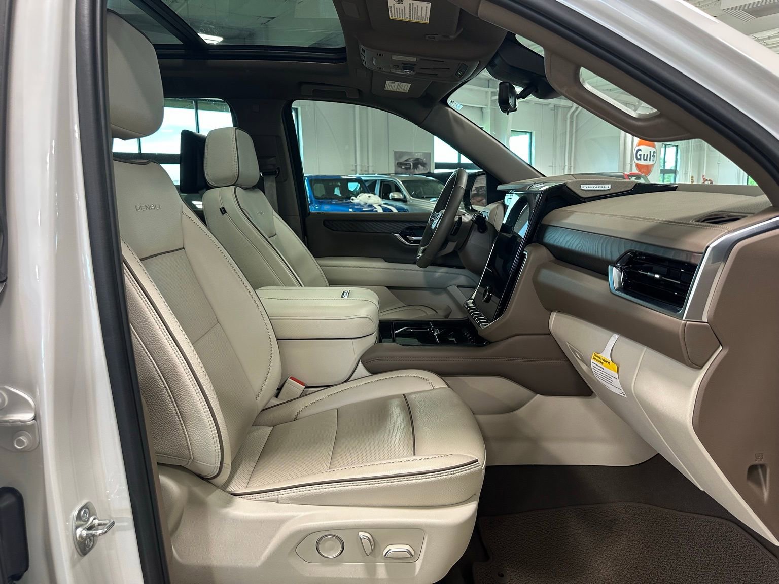 Used 2025 GMC Yukon XL Denali w/ Denali Reserve Package image 42