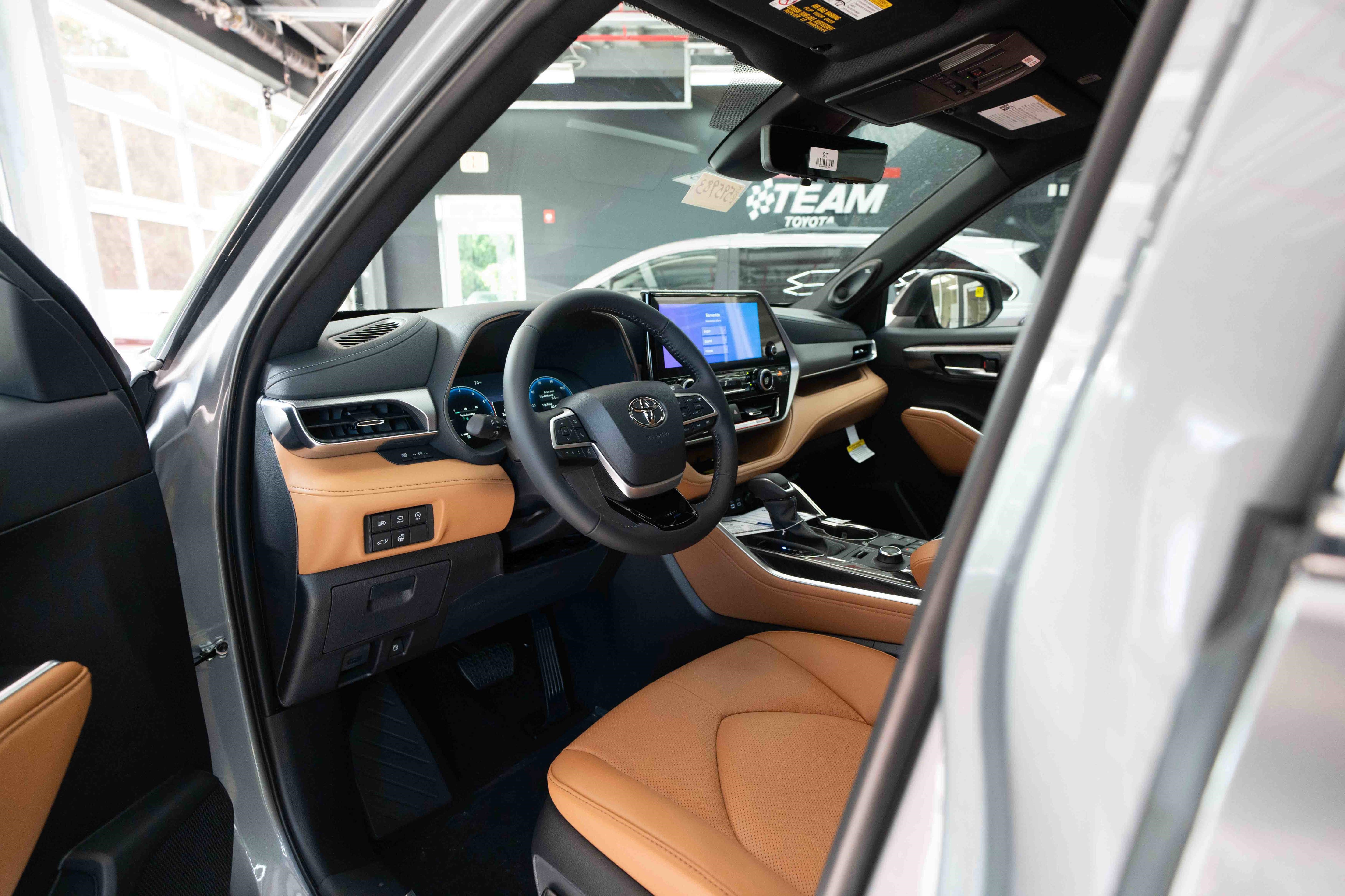 New 2026 Toyota Highlander Platinum image 8