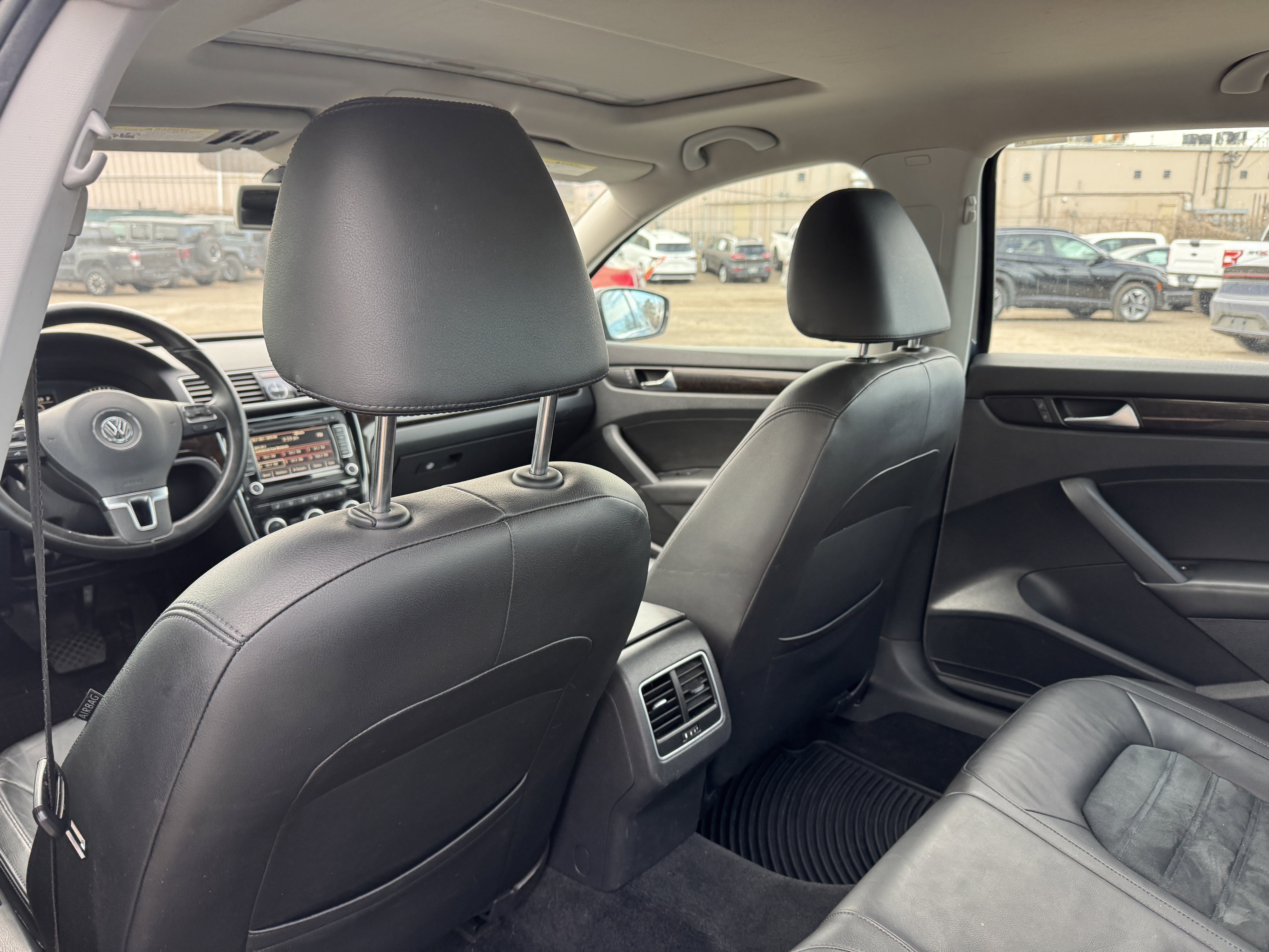 Used 2014 Volkswagen Passat TDI SEL Premium image 16