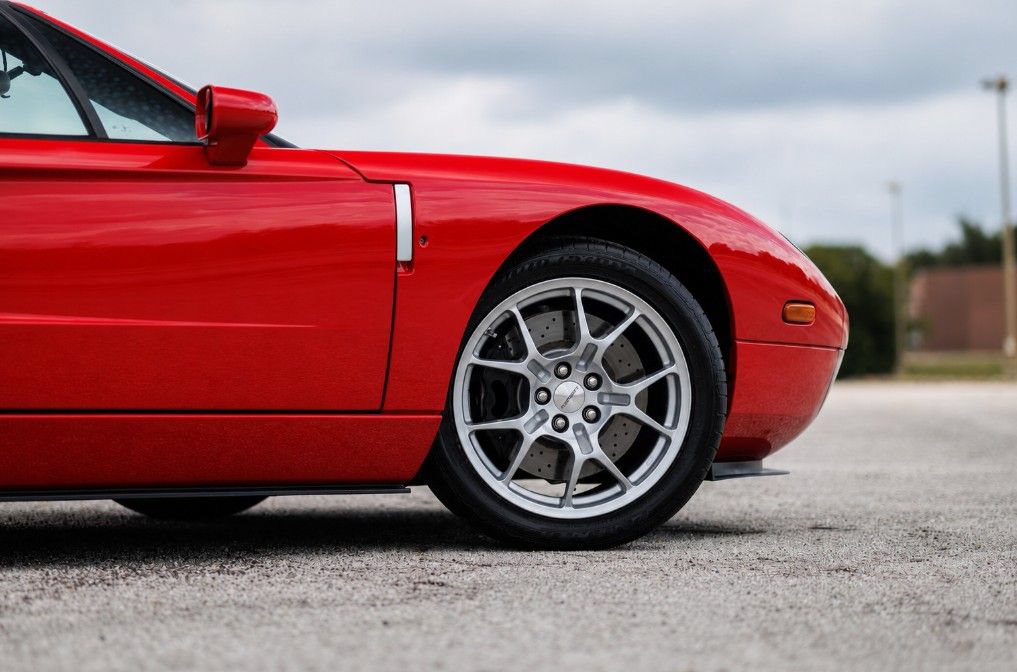 Used 2005 Ford GT RWD image 14