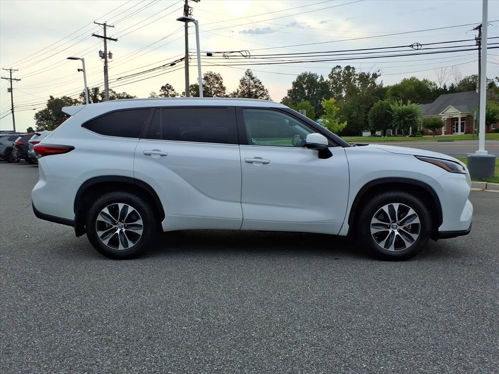 Used 2023 Toyota Highlander XLE AWD/4WD image 3