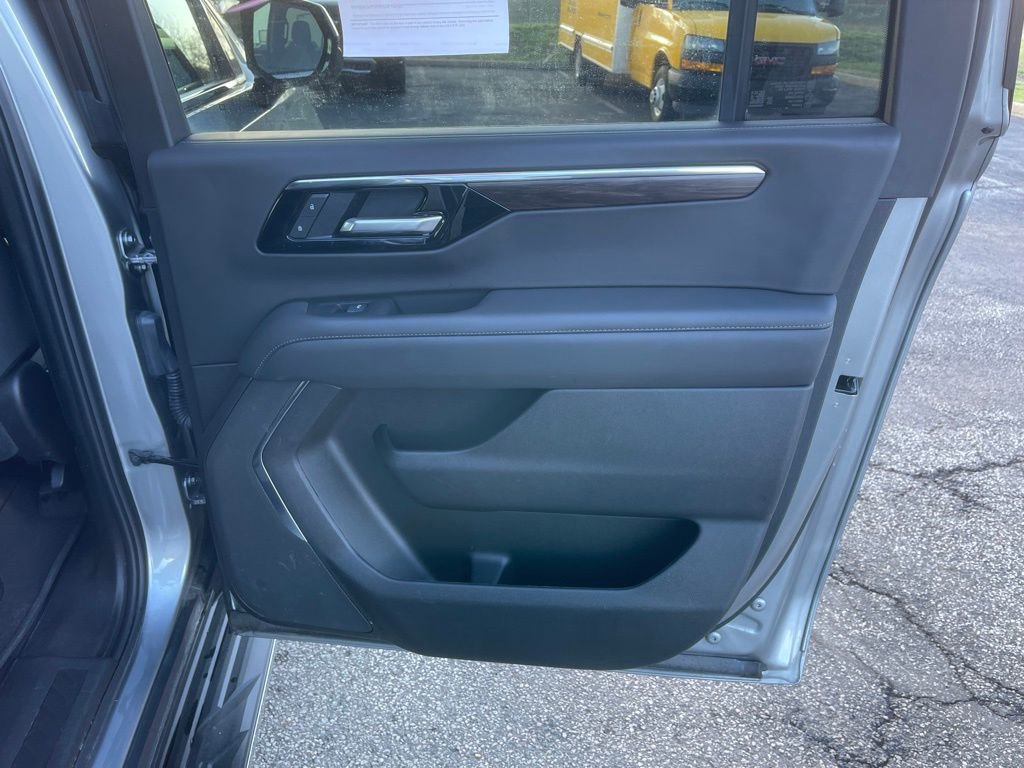 Used 2025 Chevrolet Suburban LS image 25