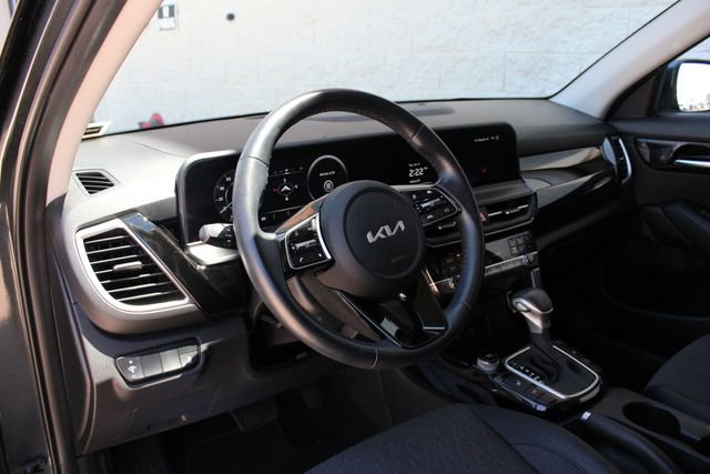 Used 2024 Kia Seltos X-Line AWD/4WD image 2