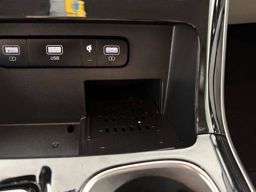 Used 2023 Kia Carnival EX FWD image 42