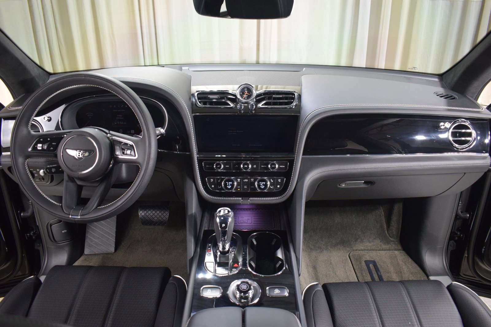 Used 2023 Bentley Bentayga image 2