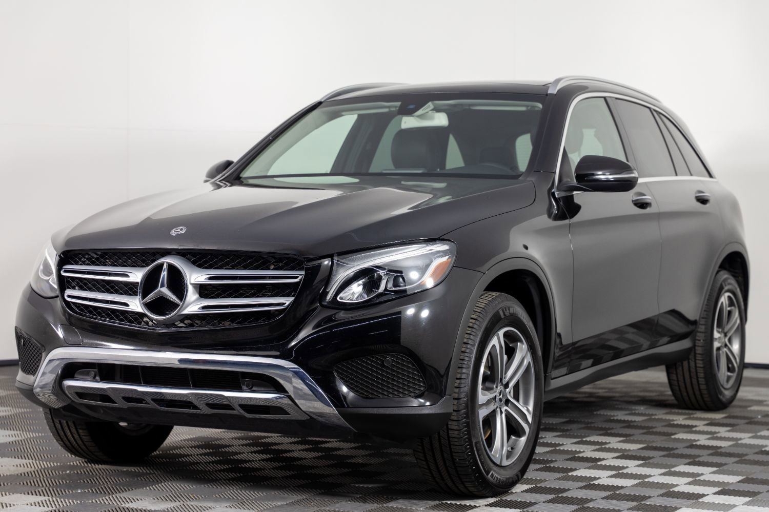 Used 2019 Mercedes-Benz GLC 300 4MATIC w/ Premium Package image 2