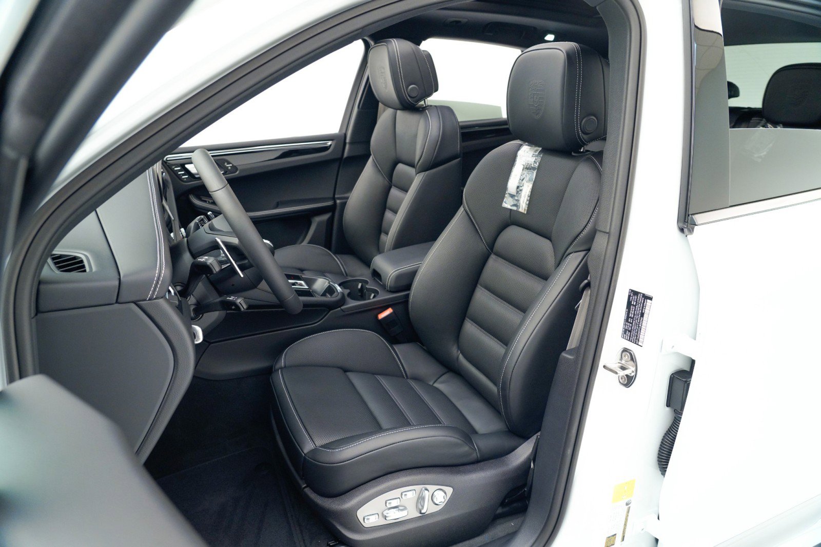 New 2026 Porsche Macan Turbo image 5