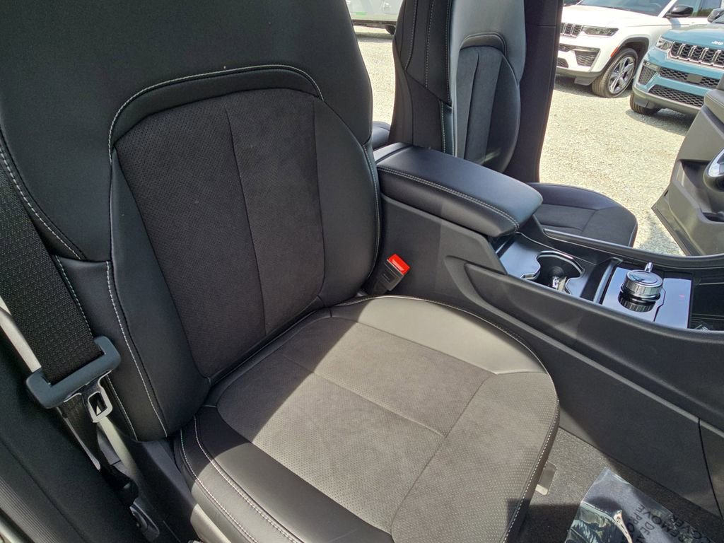 New 2026 Jeep Grand Cherokee Altitude image 10