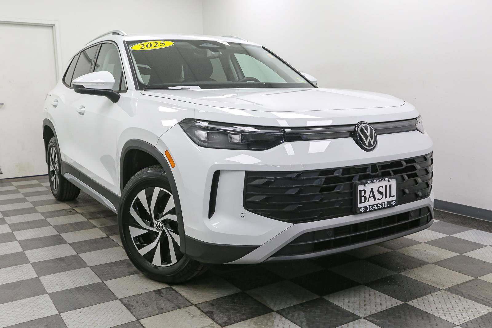 Used 2025 Volkswagen Tiguan S image 2